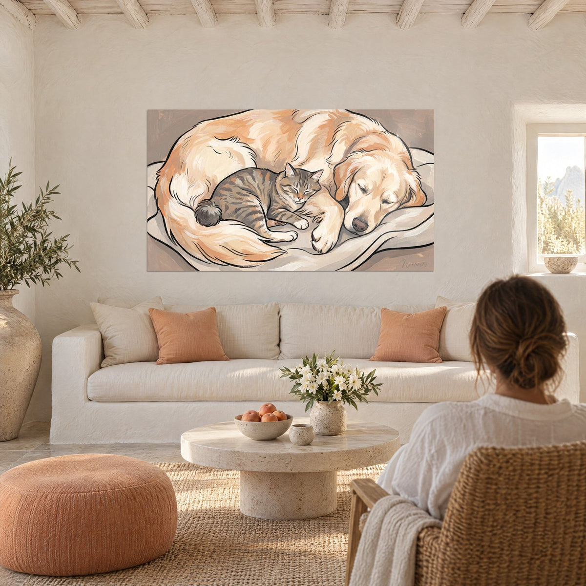 Cuadro de un gato atigrado gris acurrucado contra un golden retriever crema dormido, cojín blanco, encima de un sofá en un salón luminoso