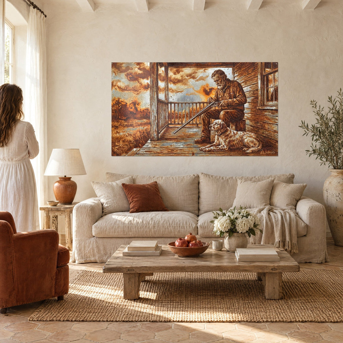 Tableau vieux chasseur barbu assis sur sa terrasse, fusil sur les genoux, rouille orangée et gris argenté, au-dessus d'un canapé dans un salon lumineux