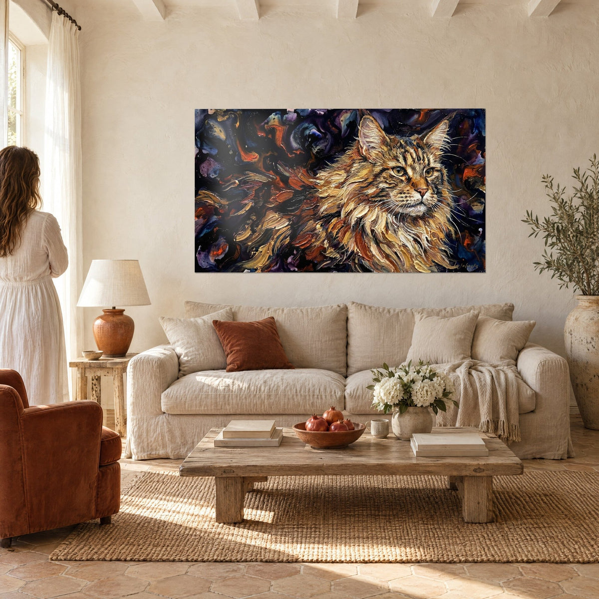Schilderij Maine Coon met dik okerkleurig vacht, paars en oranje achtergrond, koppel van achteren, boven een bank in een lichte woonkamer