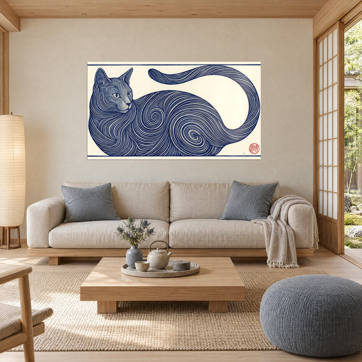 Tableau chat russian blue aux volutes indigo sur fond crème, queue en arc, au-dessus d'un canapé dans un salon lumineux