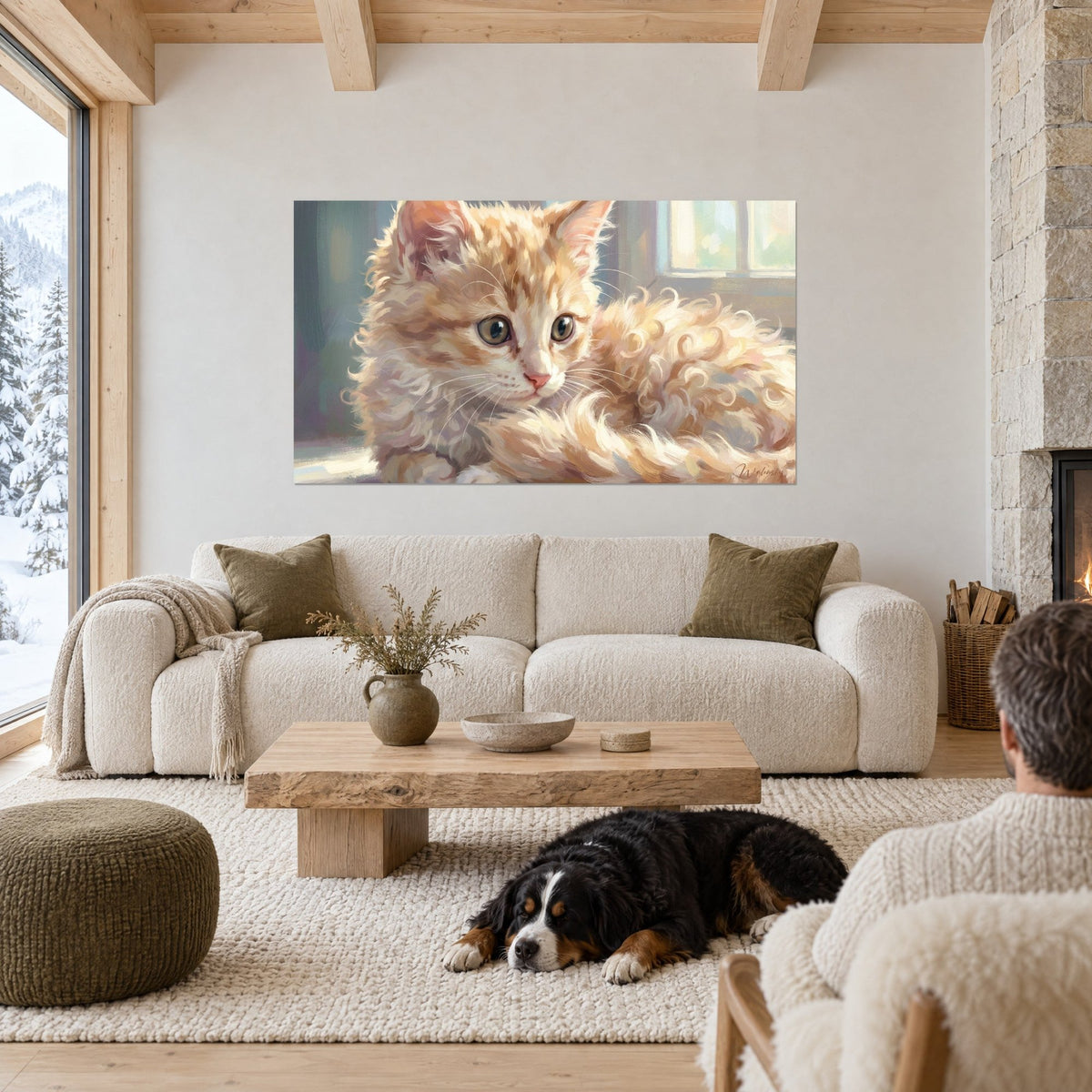 Quadro gattino Laperm dai riccioli dorati, pelo crema e albicocca, occhi verdi, sopra un divano in un soggiorno luminoso