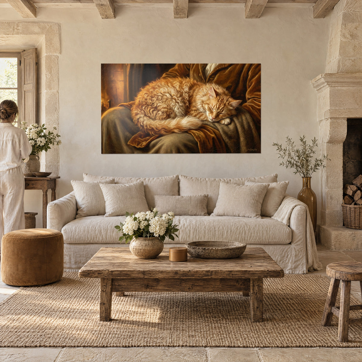 Tableau chat roux endormi en boule, pelage bouclé crème et orangé, velours brun, au-dessus d'un canapé dans un salon lumineux
