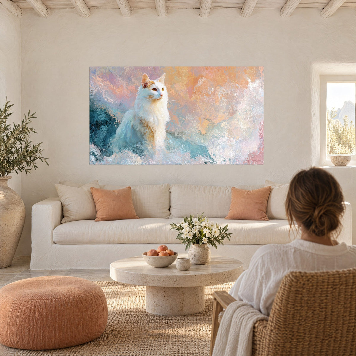 Schilderij witte Turkish Van-kat met oranje oren, pastelroze en petroleum achtergrond, boven een bank in een lichte woonkamer