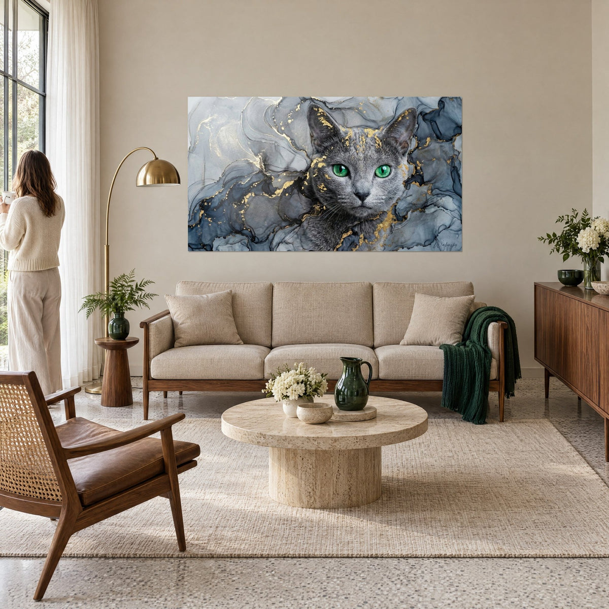 Tableau chat bleu russe aux yeux verts, marbre gris ardoise et veines dorées, au-dessus d'un canapé dans un salon lumineux