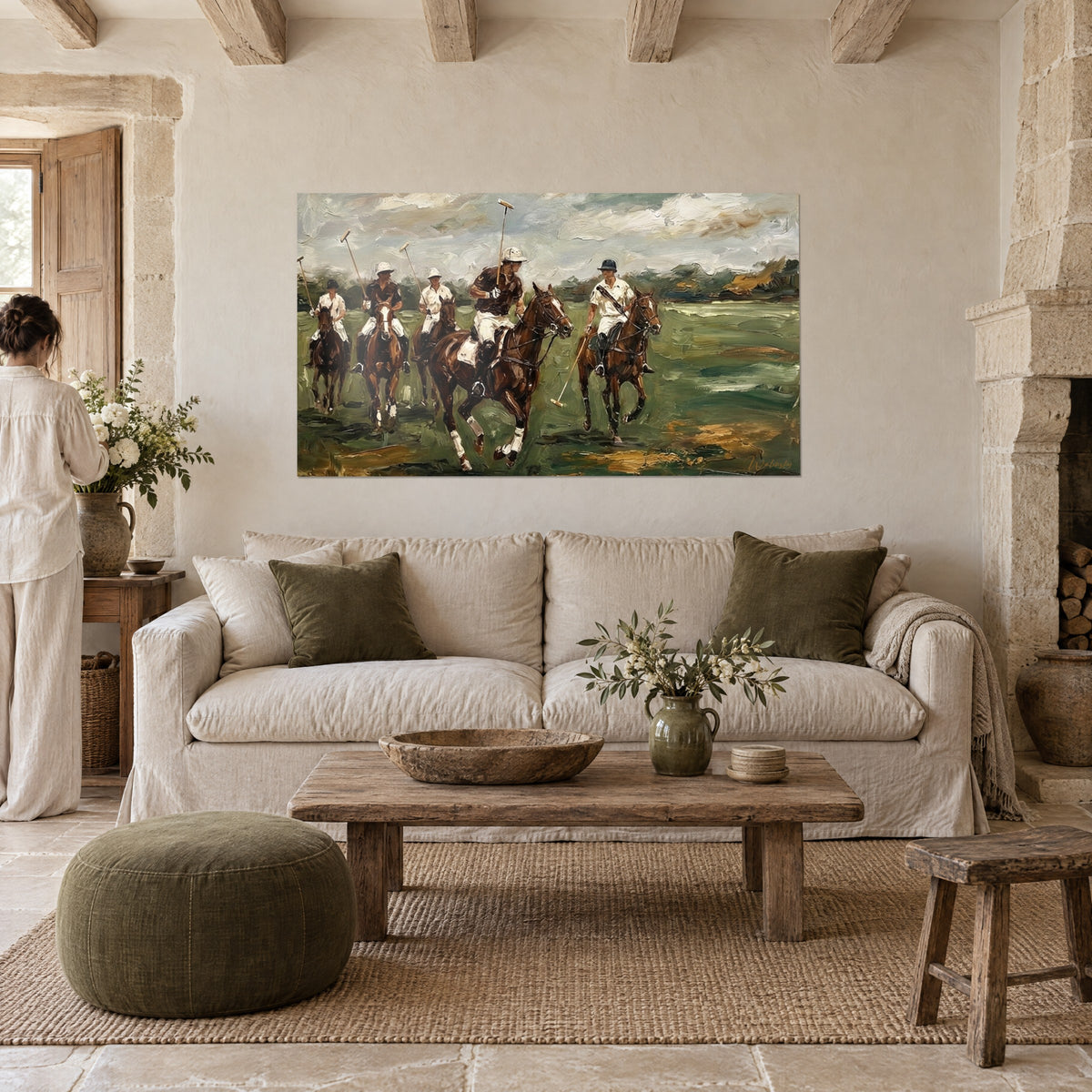 Gemälde Polospieler im Galopp, braun-weiße Trikots, grüne Wiese, über einem Sofa in einem hellen Wohnzimmer