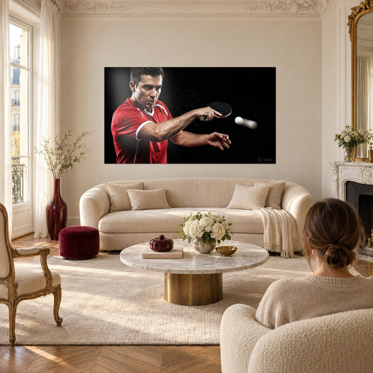 Gemälde Tischtennisspieler im roten Trikot, der den weißen Ball auf schwarzem Hintergrund schlägt, über einem Sofa in einem hellen Wohnzimmer