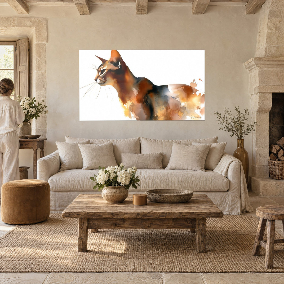 Quadro gatto abissino di profilo ad acquerello rosso e ocra, baffi sottili, appeso sopra un divano in un soggiorno luminoso