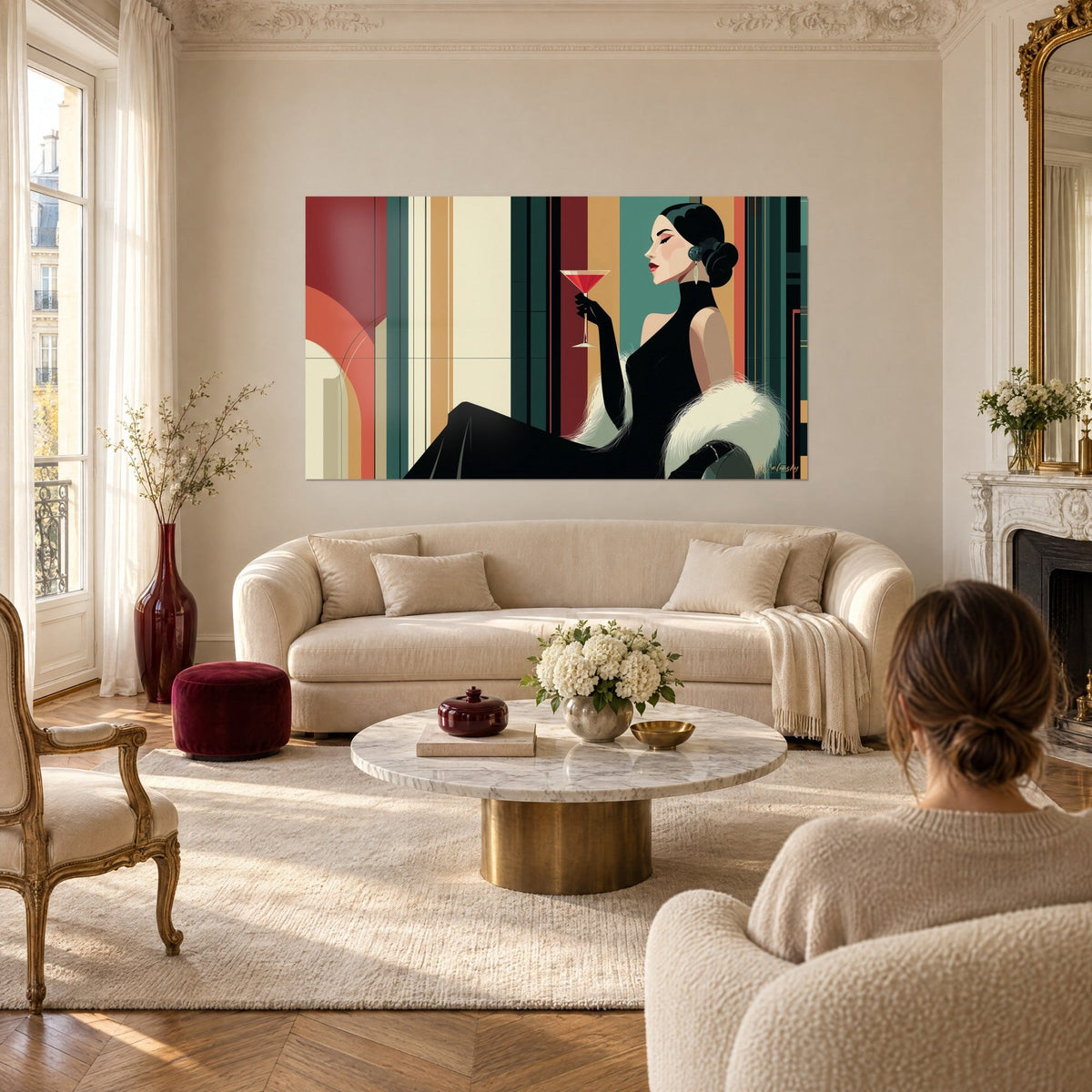 Gemälde einer eleganten Frau im schwarzen Etuikleid mit weißer Federboa, die ihr rotes Glas hebt, grüne Tannen- und ockerfarbene Streifen im Hintergrund, über einem Sofa in einem hellen Wohnzimmer