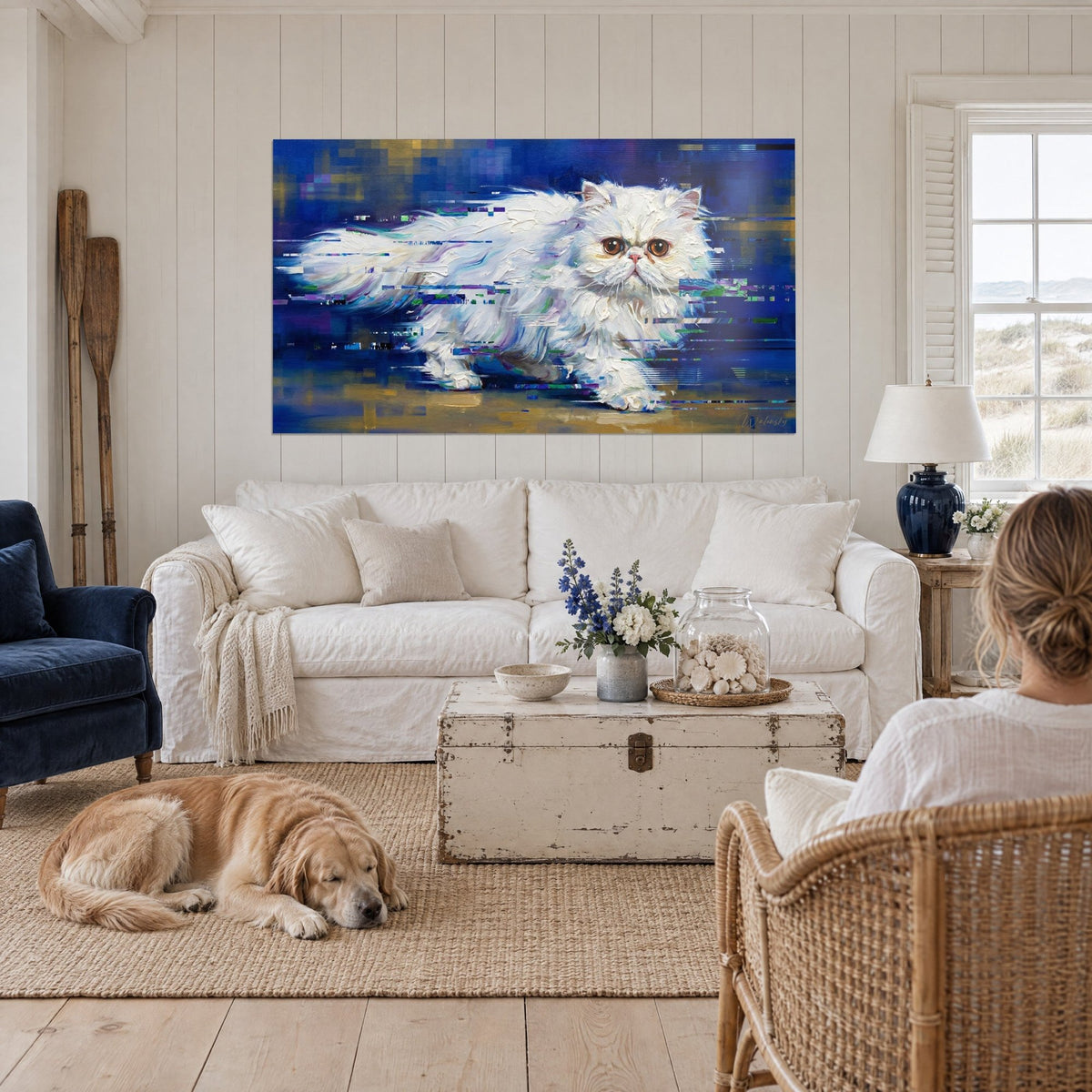 Cuadro de un gato persa blanco como la nieve de pelaje denso, fondo azul noche surcado de glitch, colgado encima de un sofá en un salón luminoso con un golden retriever tumbado