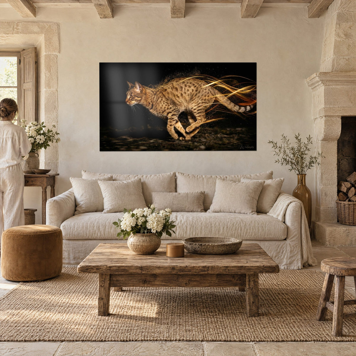 Tableau chat Ocicat tacheté en pleine course, traînées dorées sur fond noir, au-dessus d'un canapé dans un salon lumineux