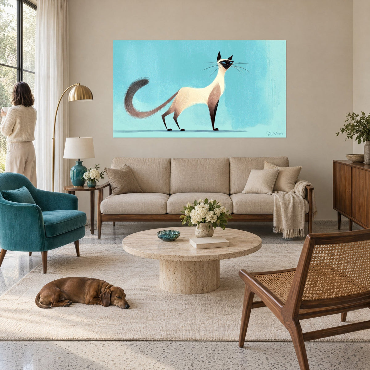 Gemälde Siamkatze schlank, cremefarbenes Fell mit brauner Maske, helltürkiser Hintergrund, über einem Sofa in einem hellen Wohnzimmer