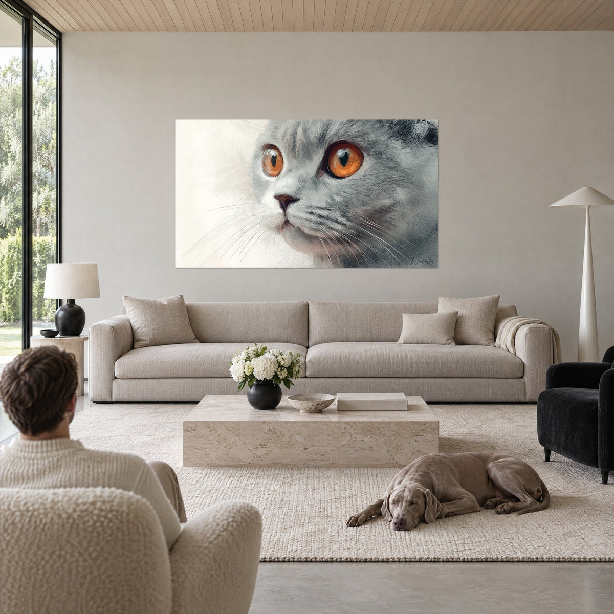 Schilderij Scottish Fold kat met koperoranje ogen en parelgrijze vacht, bewonderd door een koppel en een Weimaraner, boven een bank in een lichte woonkamer