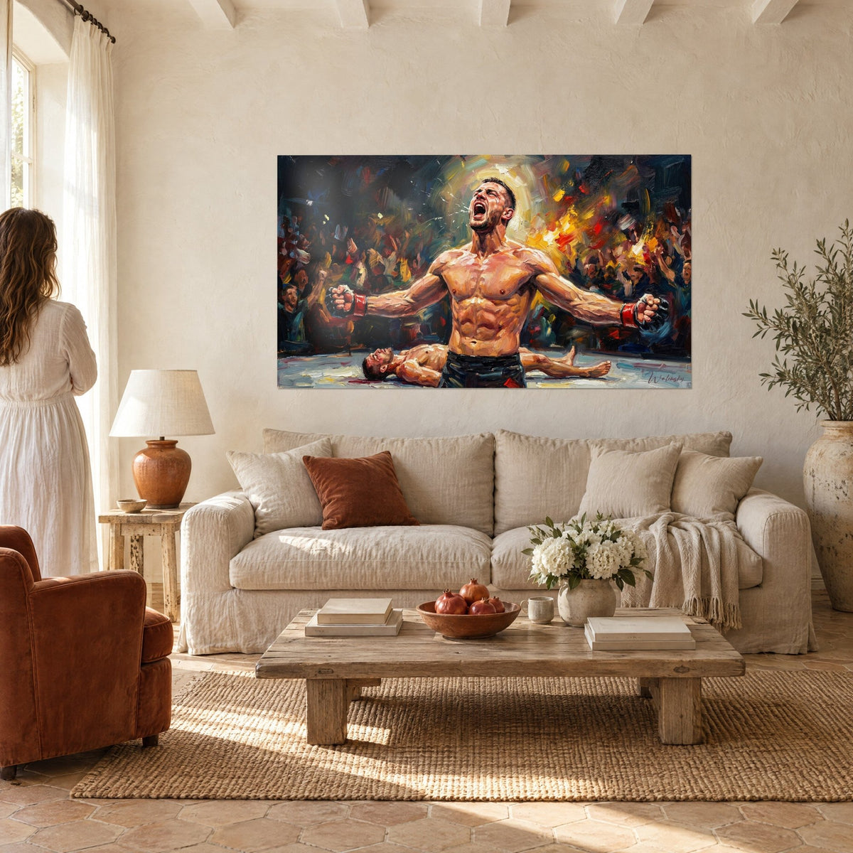 Gemälde Kampfsportler im MMA, Arme weit ausgebreitet, kupferfarbene Haut und rote Handschuhe, Menge in Orange und Gold, über einem Sofa in einem hellen Wohnzimmer