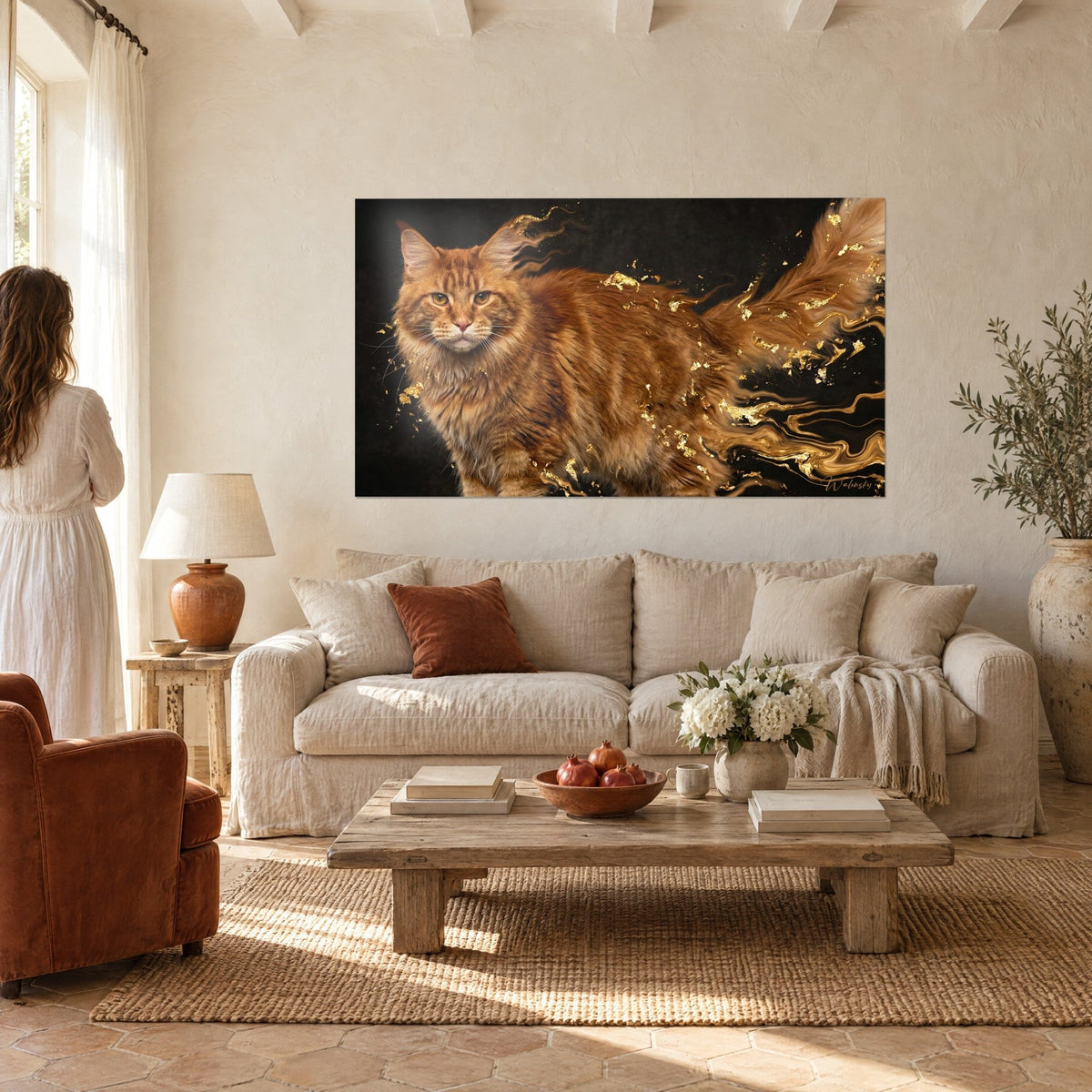 Quadro di un felino rosso a pelo lungo, colate di oro liquido su fondo nero, sopra un divano in un soggiorno luminoso