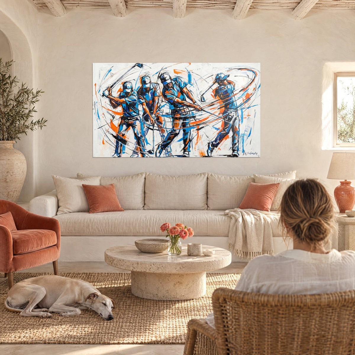 Gemälde Golfer im vollen Schwung, vier blaue und orangefarbene Silhouetten auf weißem Grund, über einem Sofa in einem hellen Wohnzimmer