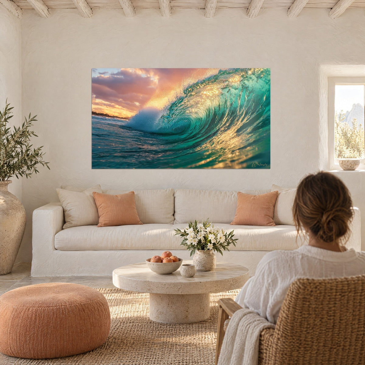 Cuadro de una ola turquesa enrollada, cresta dorada bajo un cielo rosa y naranja, encima de un sofá en un salón luminoso