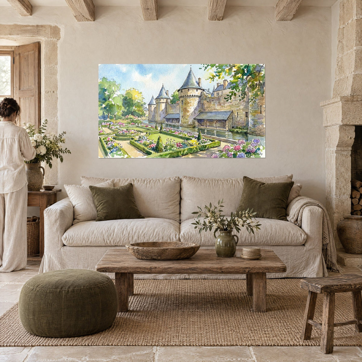 Quadro castello medievale ad acquerello, torri di ardesia grigia e pietra ocra, giardino fiorito, sopra un divano in un soggiorno luminoso