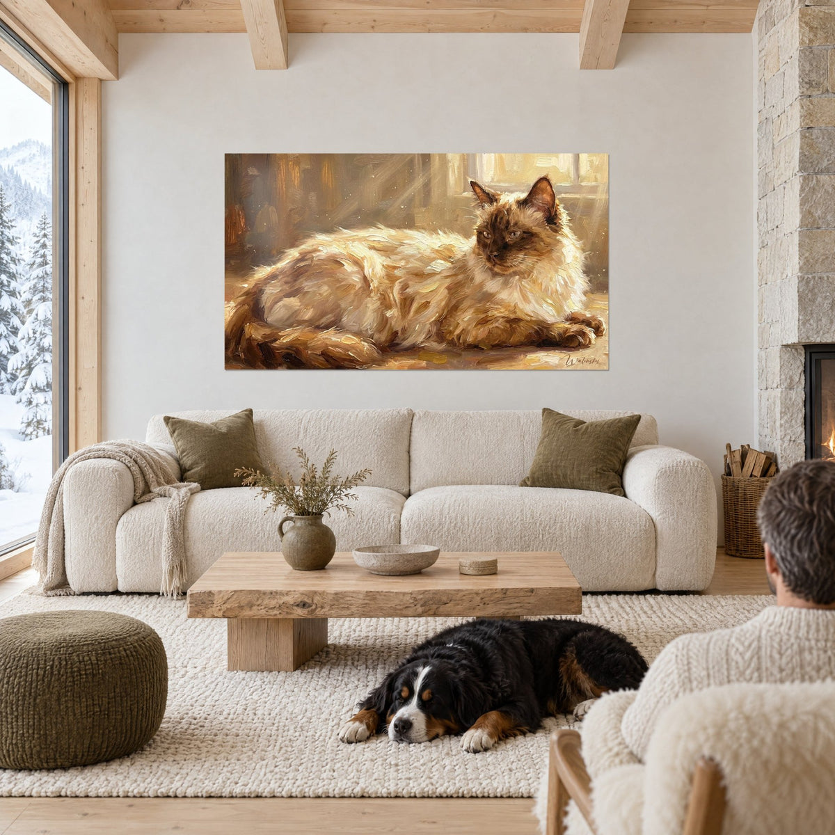 Quadro gatto Balinese in crema e marrone cioccolato, sdraiato in un raggio dorato di luce, visto di spalle da una coppia e un cane, sopra un divano in un soggiorno luminoso