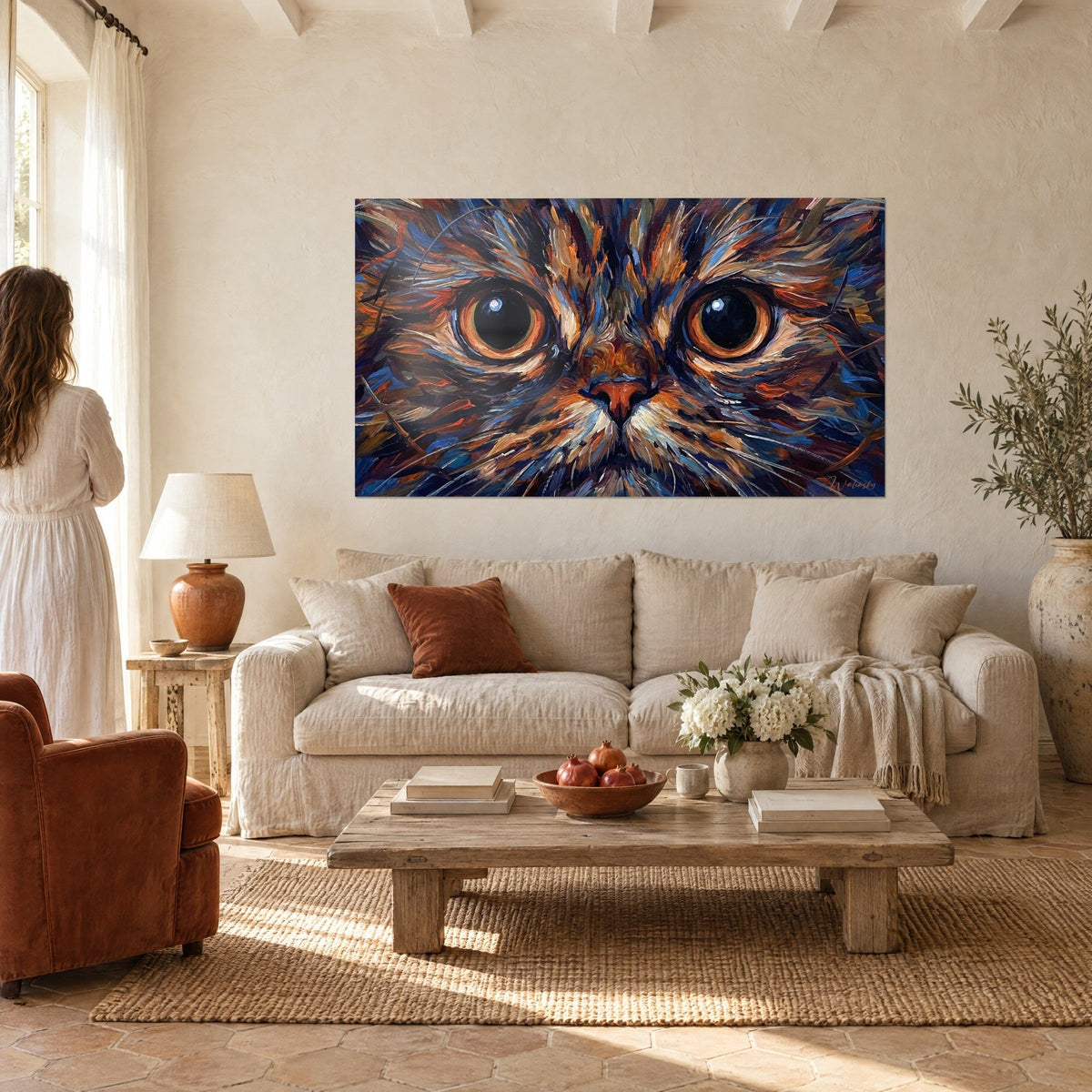 Tableau chat persan aux yeux ambrés, pelage bleu cobalt et orange brûlé, au-dessus d'un canapé dans un salon lumineux