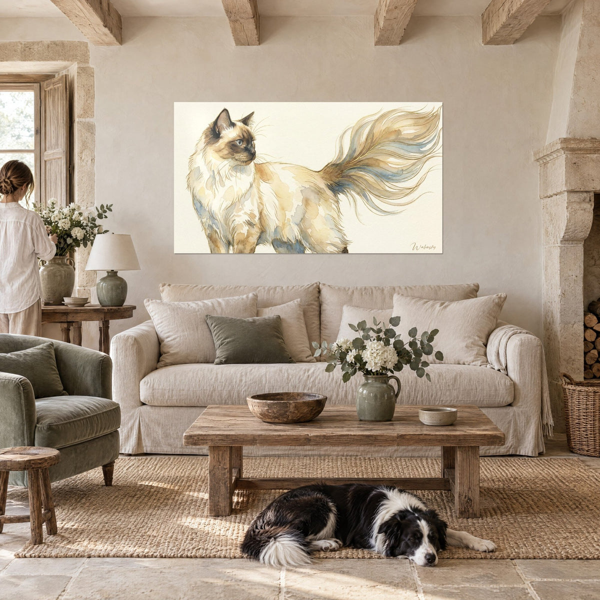 Gemälde Balinesische Katze mit cremefarbenem Fell und braunem Maskenmuster, Schwanz in Gold und Blau, über einem Sofa in einem hellen Wohnzimmer
