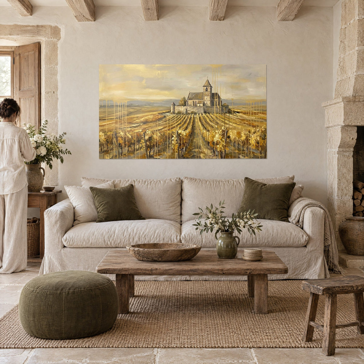 Gemälde Burg auf Hügel umgeben von goldenen und ockerfarbenen Weinbergen, Goldschlieren, über einem Sofa in einem hellen Wohnzimmer