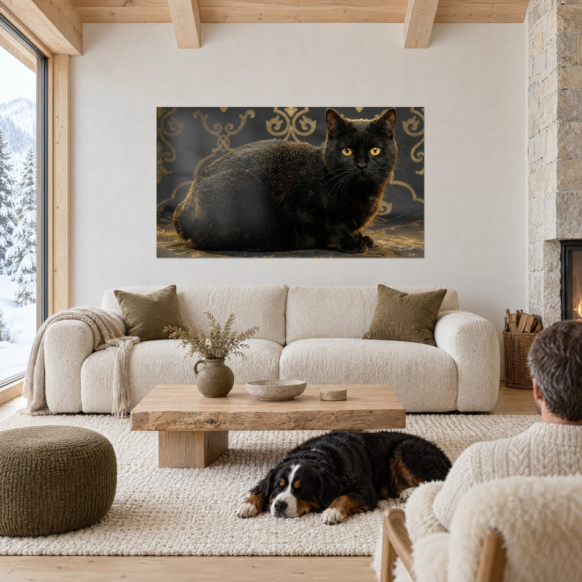 Tableau chat noir aux yeux d'or, pelage saupoudré de paillettes sur fond ardoise et ocre, au-dessus d'un canapé dans un salon lumineux