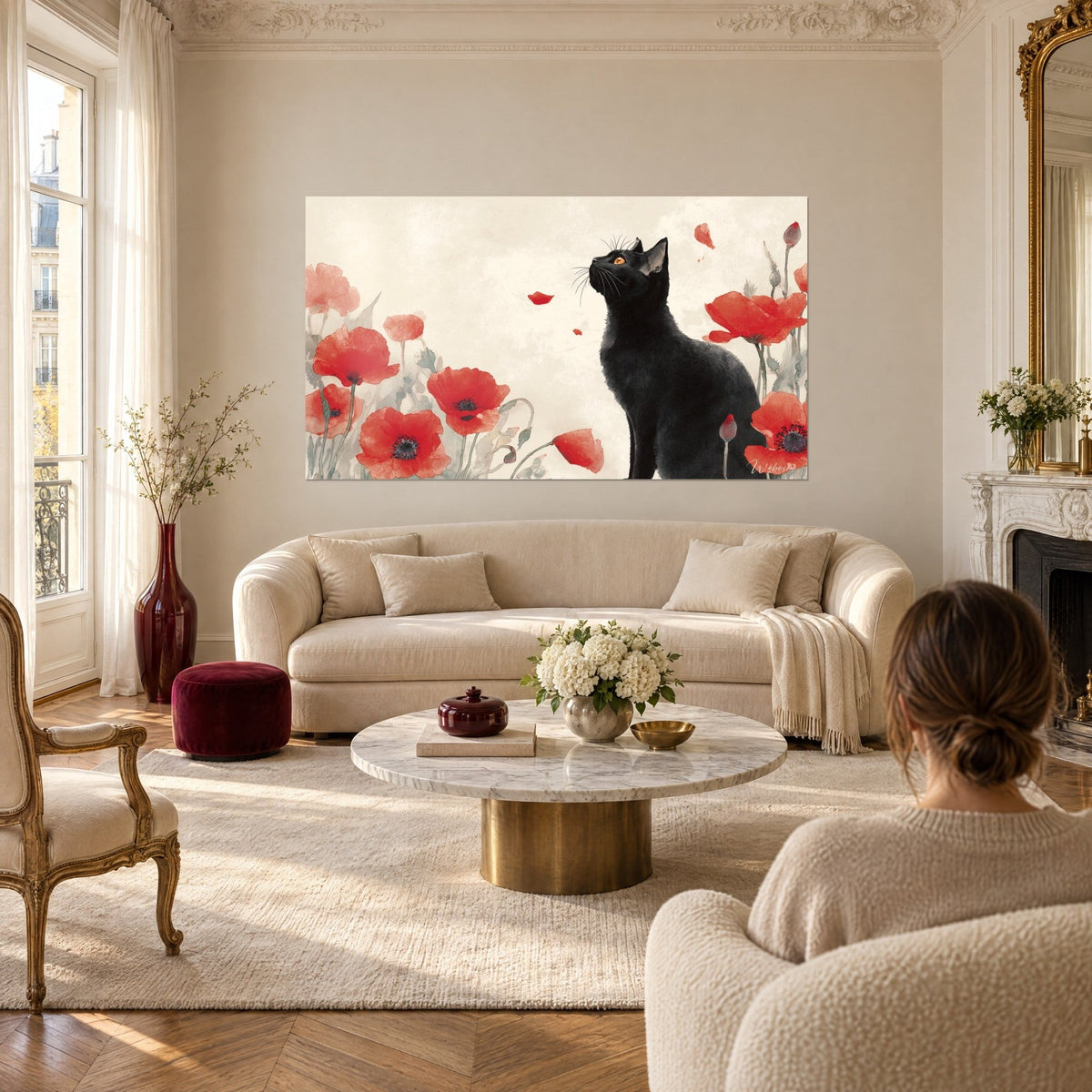 Quadro gatto Bombay nero dagli occhi ambrati, petali rossi che cadono su fondo crema, sopra un divano in un soggiorno luminoso