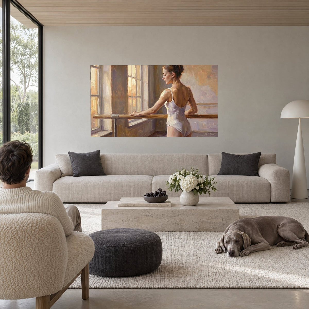 Gemälde Tänzerin im weißen Trikot, Hand an der Stange, ockerfarbenes Fensterlicht, über einem Sofa in einem hellen Wohnzimmer