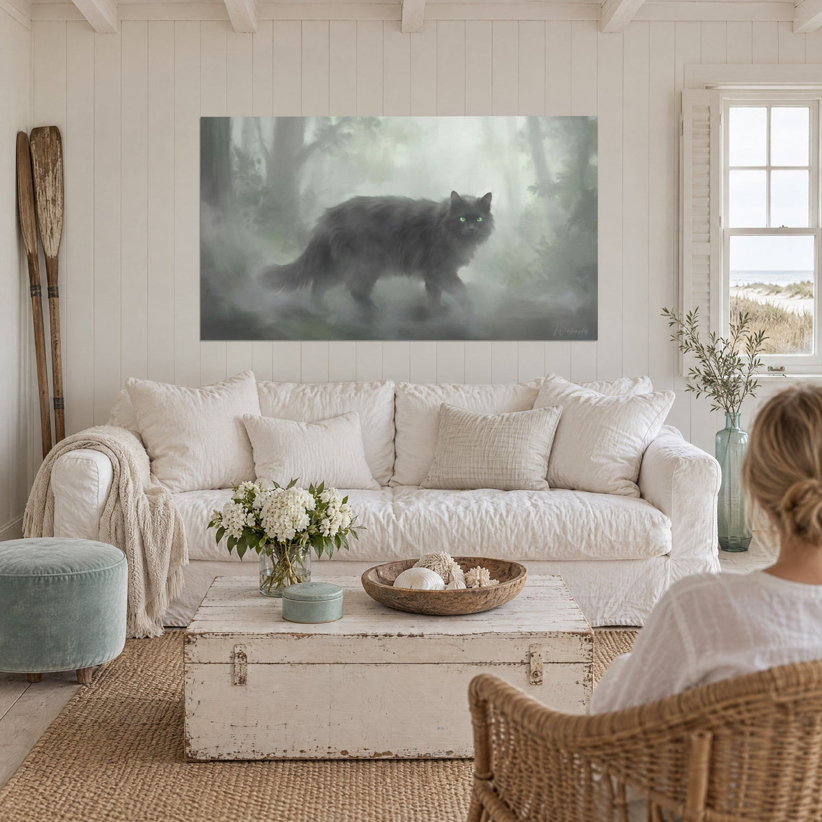 Quadro gatto Nebelung dal manto grigio fumo e occhi smeraldo, sopra un divano in un soggiorno luminoso