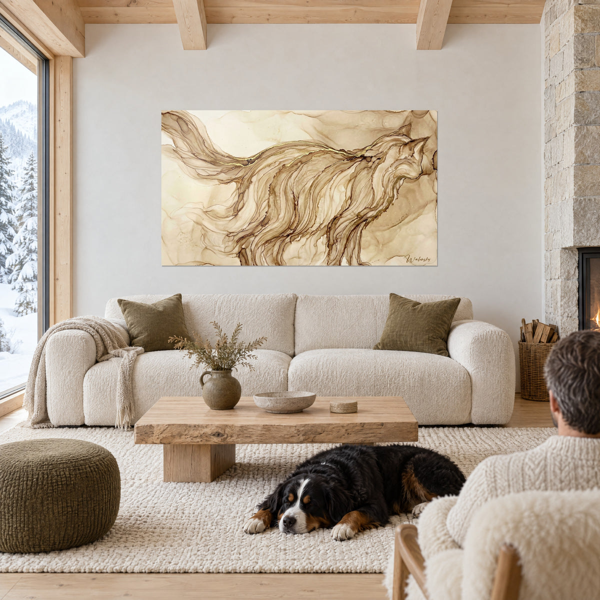 Tableau chat balinais en encre fluide beige, veines dorées sur le dos, chien noir couché au-dessus d'un canapé dans un salon lumineux