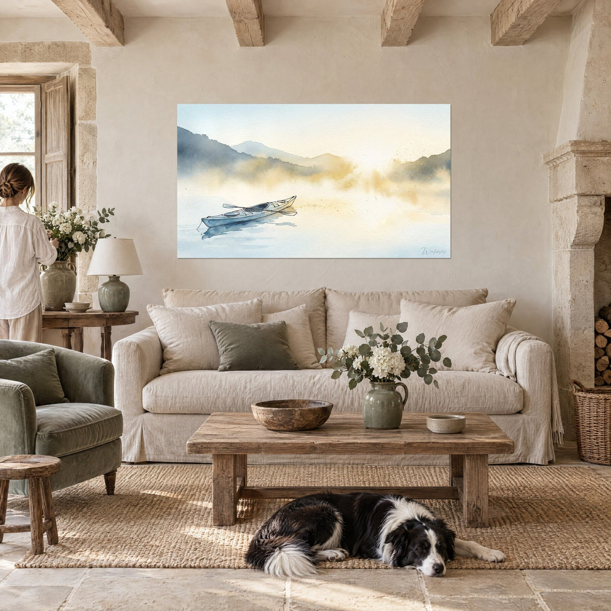 Tableau kayak bleu pâle posé sur un lac embrumé d'or, collines grises, collie couché, au-dessus d'un canapé dans un salon lumineux