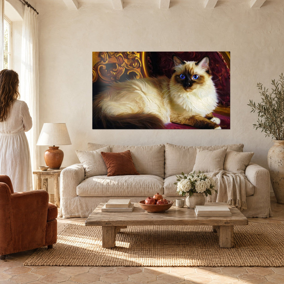 Πίνακας γάτα Birman με μπλε ματιά σαφείρι, κρεμ τρίχωμα σε μπορντό βελούδο, χρυσό κάδρο, πάνω από καναπέ σε φωτεινό σαλόνι