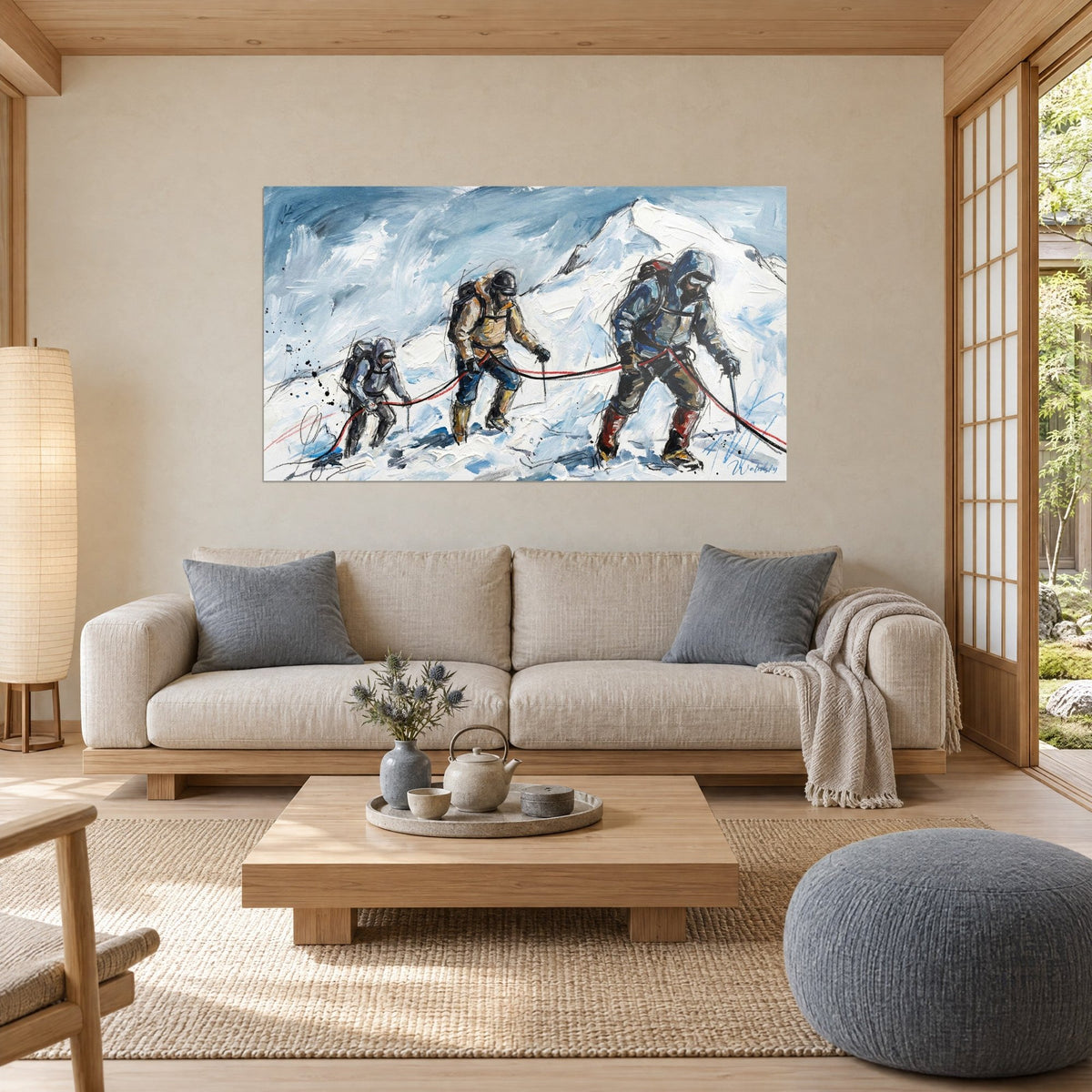 Tableau cordée de trois alpinistes progressant sur une arête neigeuse, bleus glacés et ocre, au-dessus d'un canapé dans un salon lumineux