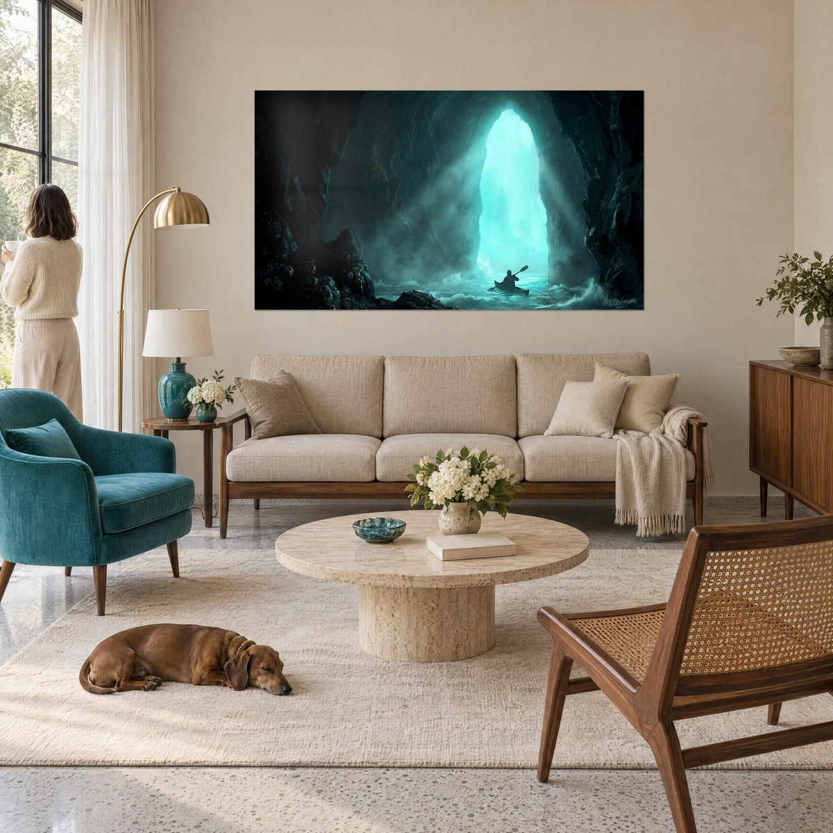 Gemälde Kajakfahrer gleitet auf einen türkisfarbenen Felsbogen zu, Nebel und weiße Gischt, über einem Sofa in einem hellen Wohnzimmer
