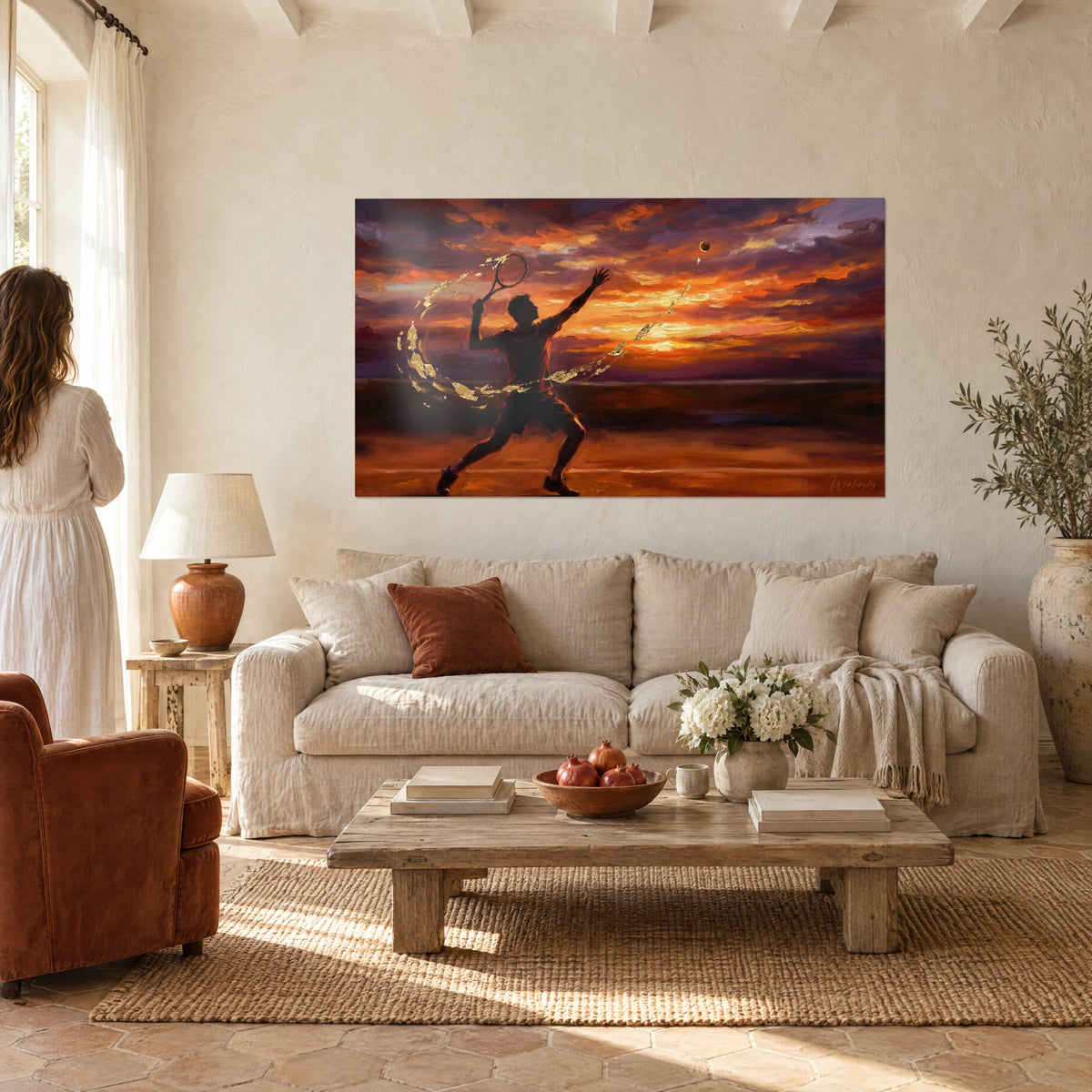 Tableau joueur de tennis en plein service, ciel orange et pourpre, traînées d'or, au-dessus d'un canapé dans un salon lumineux