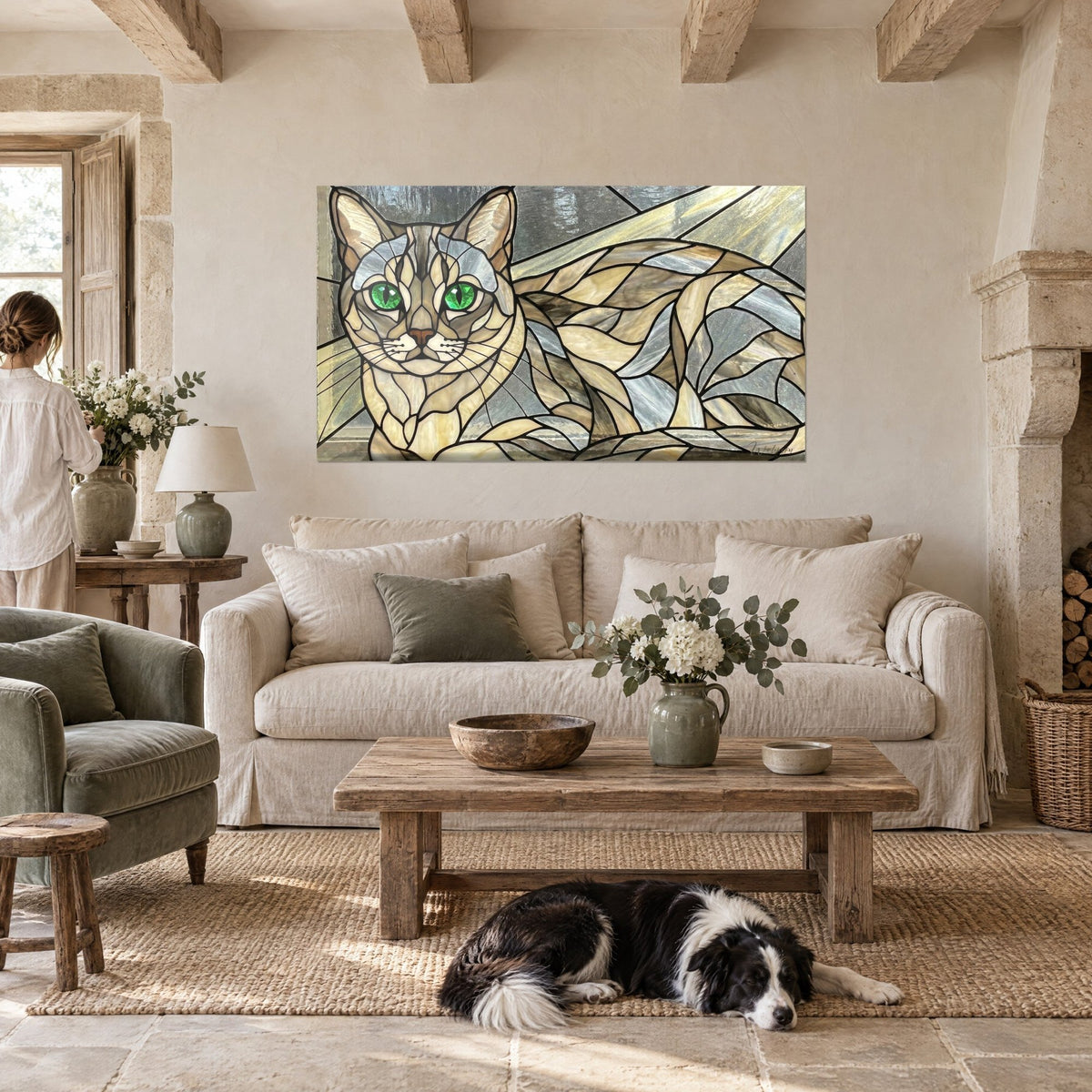Quadro gatto burmilla in vetrata con occhi verde smeraldo, piombo nero e vetro beige, collie sdraiato, sopra un divano in un soggiorno luminoso