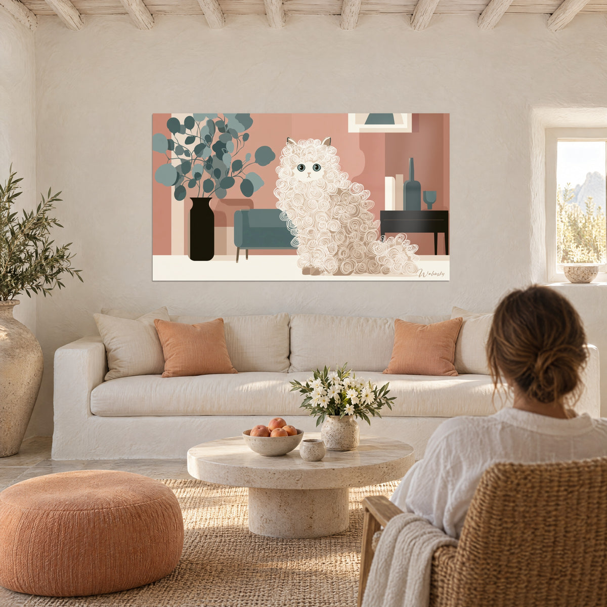 Πίνακας γάτας Selkirk Rex με κρεμ σγουρό τρίχωμα, φόντο σε χρώμα τερακότα ροζ και πράσινο φασκόμηλου, πάνω από καναπέ σε φωτεινό σαλόνι
