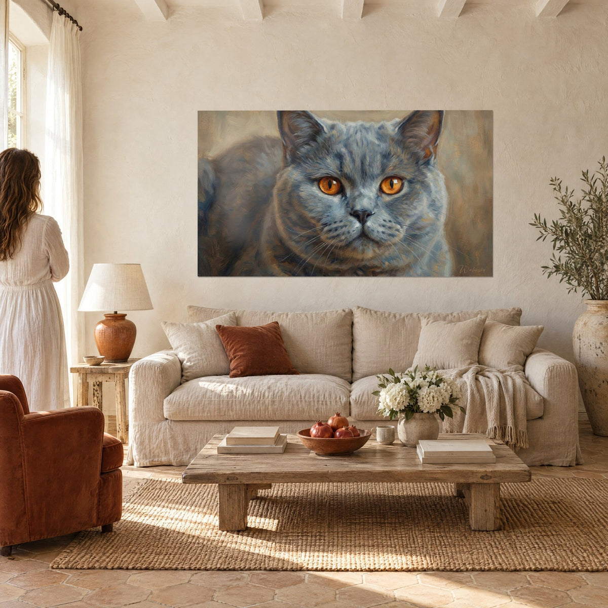 Gemälde Blaugraue Katze mit kupferfarbenen Orangeaugen, Ölmalerei, über einem Sofa in einem hellen Wohnzimmer