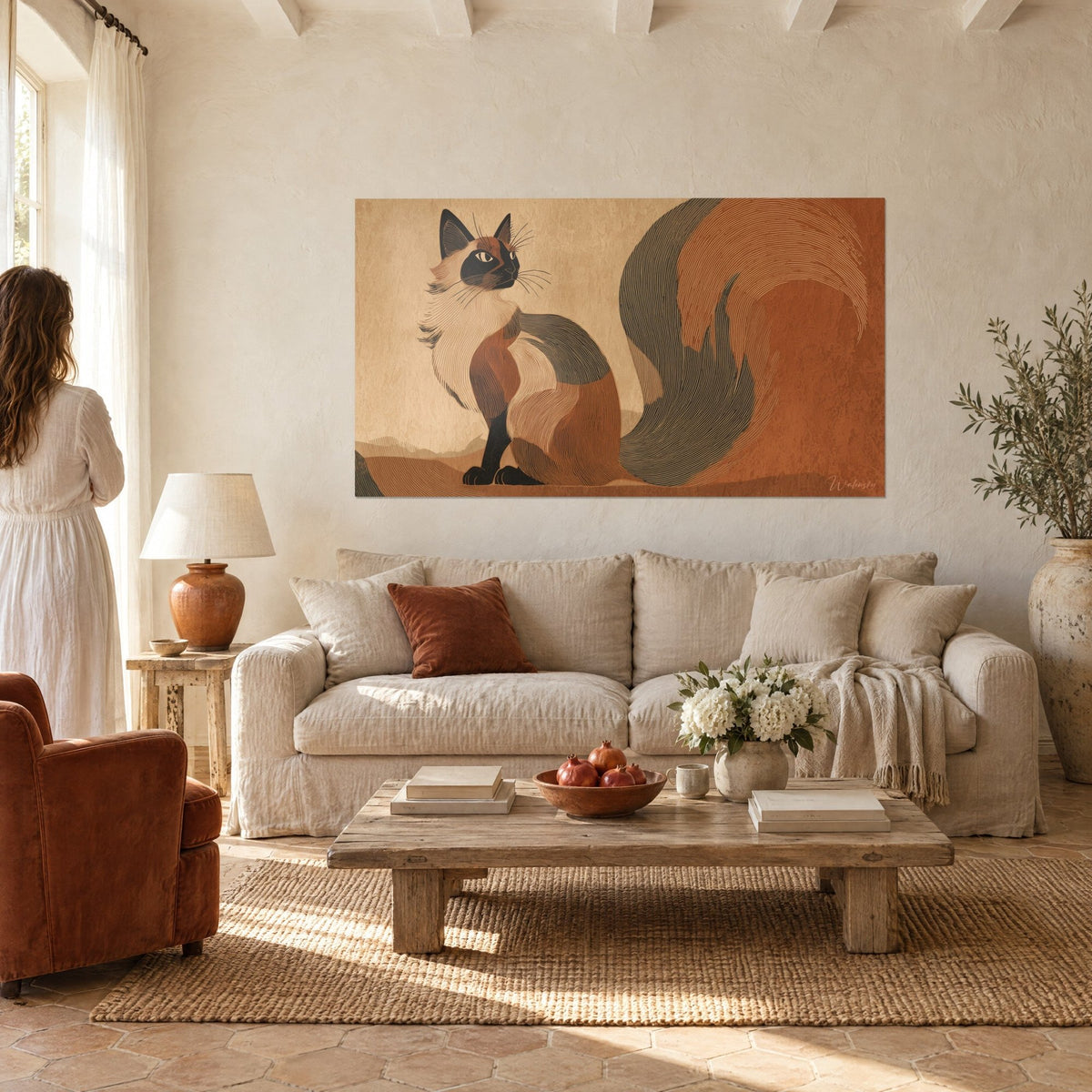 Tableau chat somali assis au pelage strié roux et anthracite, queue en panache, au-dessus d'un canapé dans un salon lumineux
