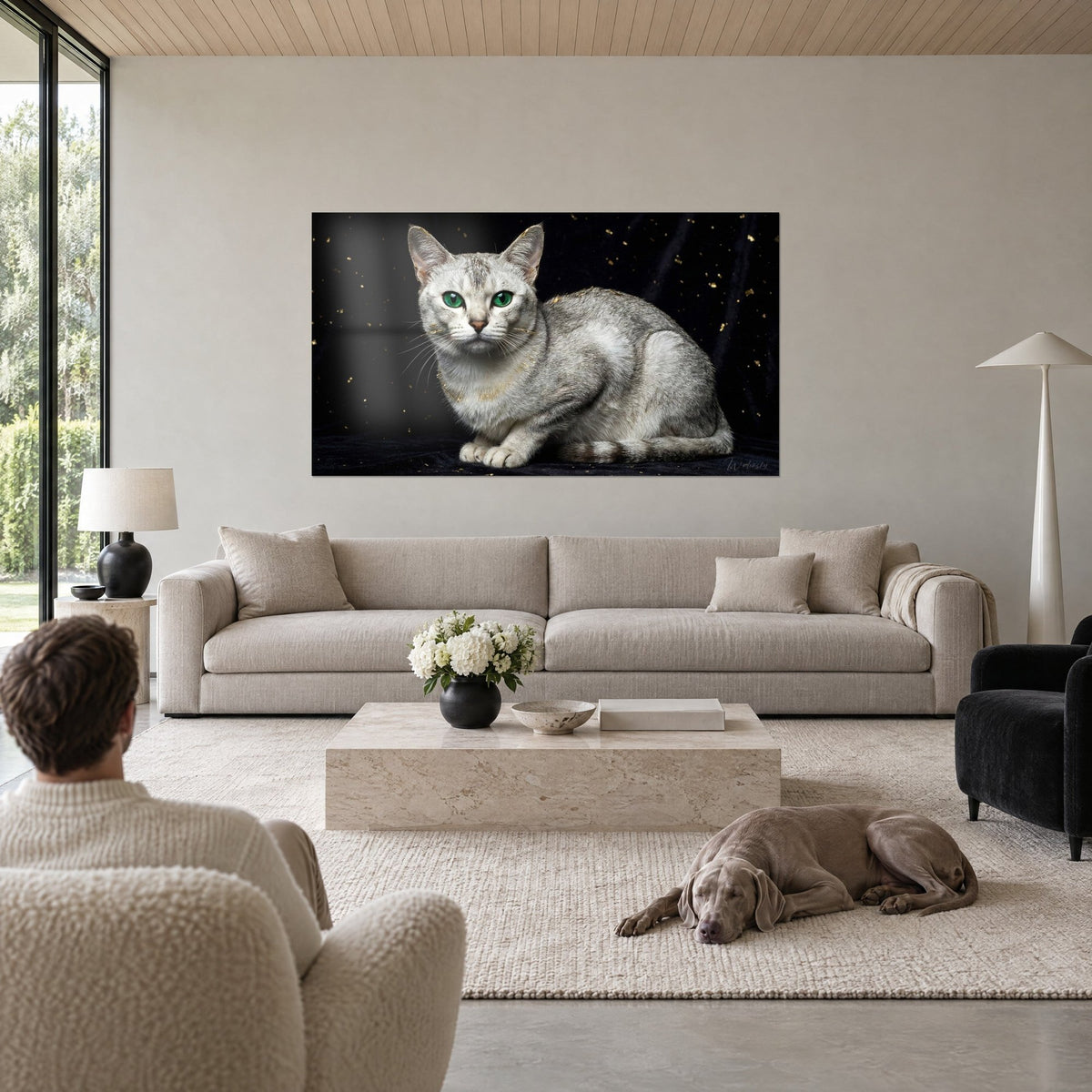 Gemälde Burmilla-Katze silbrig mit smaragdgrünen Augen, schwarzer Hintergrund mit Goldglitzer, über einem Sofa in einem hellen Wohnzimmer