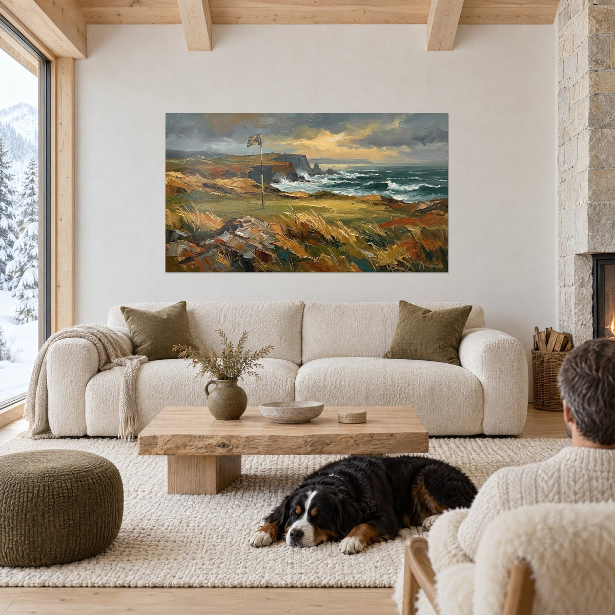 Gemälde Golfplatz am Meer mit Blick auf grüne Brandung und orangefarbenen Himmel, ein schwarzer Hund liegt davor, über einem Sofa in einem hellen Wohnzimmer
