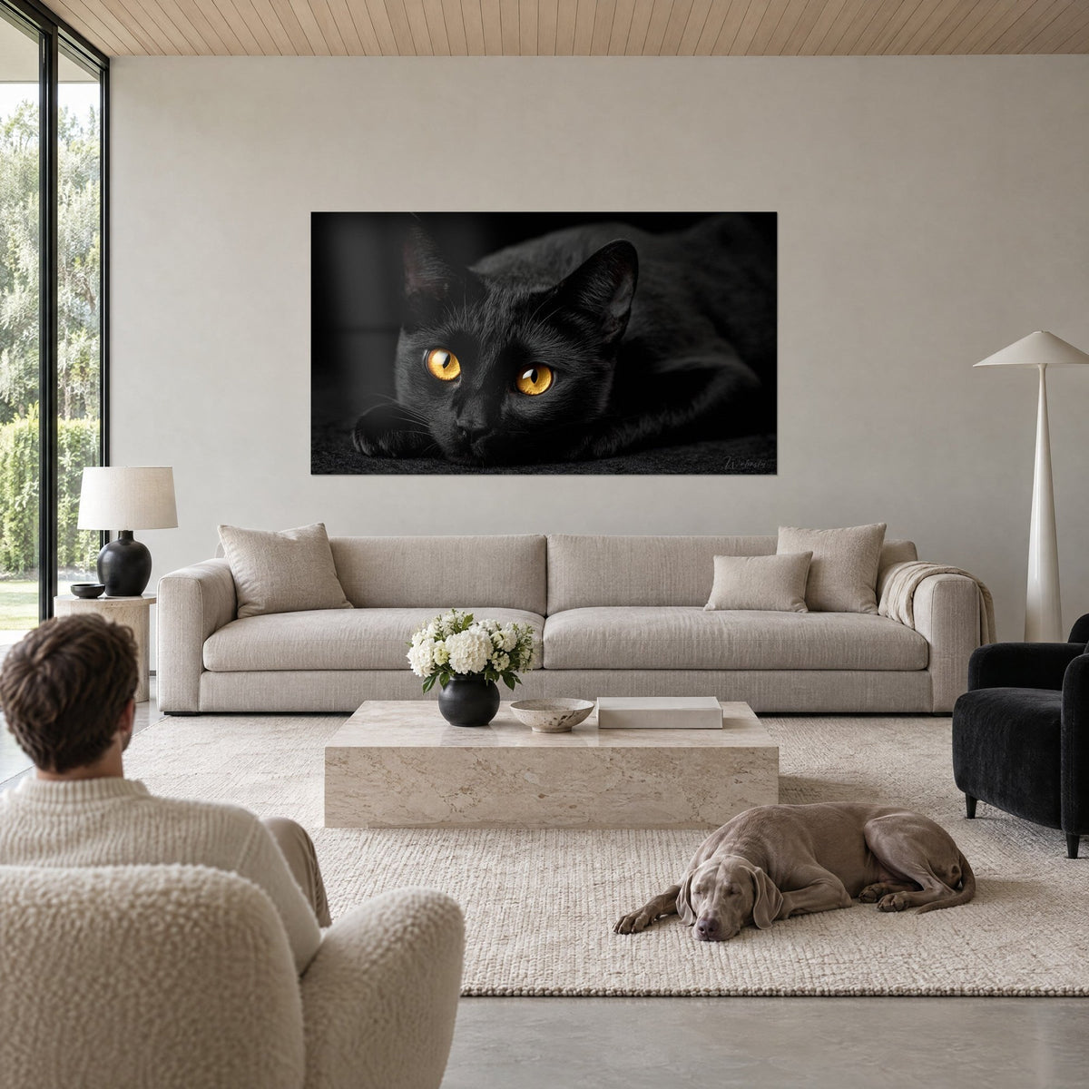 Schilderij zwarte kat met amberkleurige ogen, snuit op de poten, donkere achtergrond, liggende Weimaraner, boven een bank in een lichte woonkamer