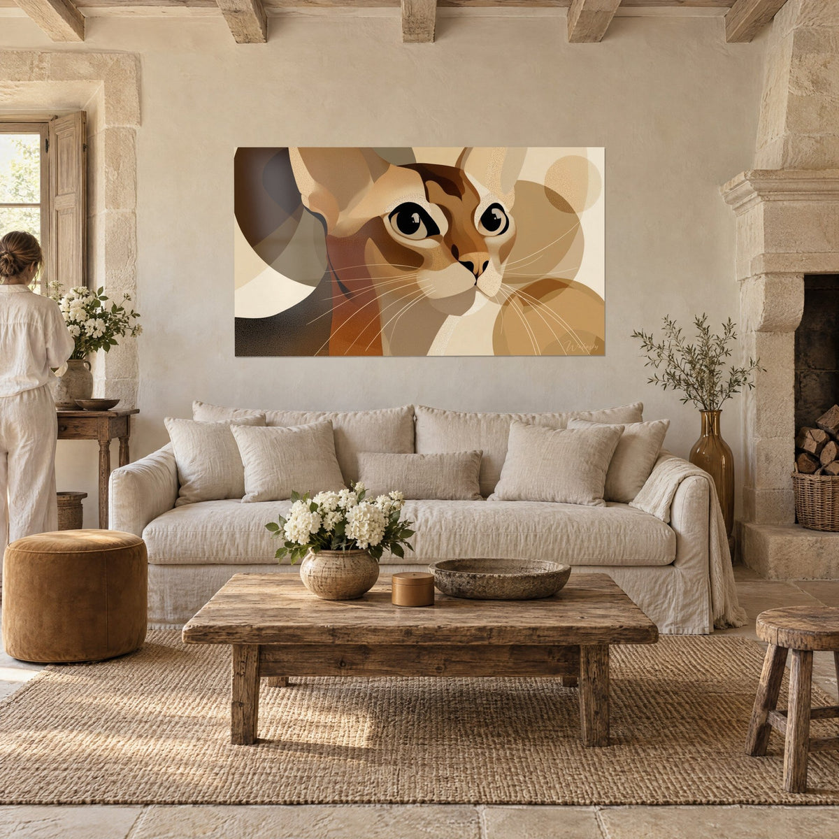Tableau chat singapura aux grands yeux noirs, pelage caramel et crème en aplats, personne de dos, au-dessus d'un canapé dans un salon lumineux