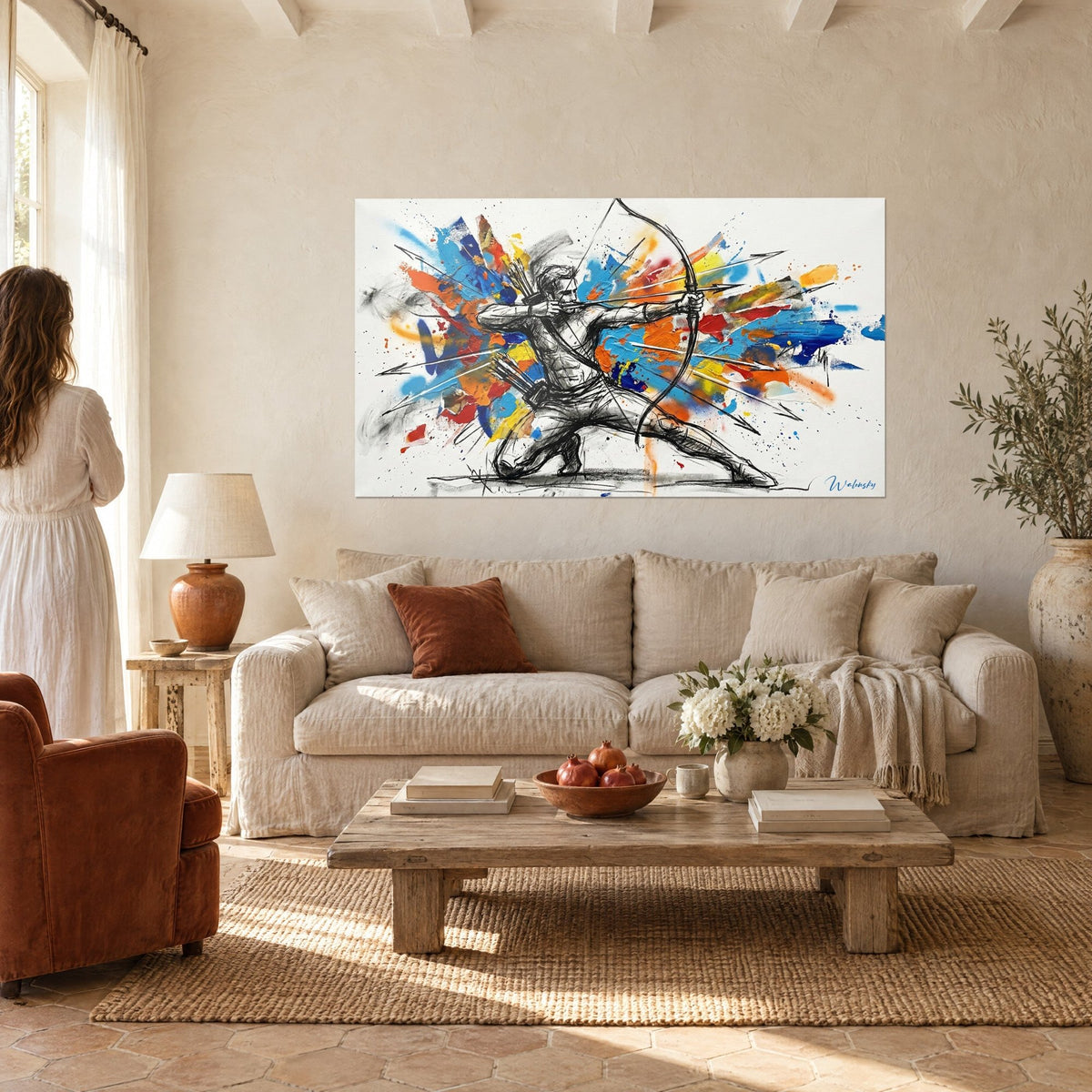 Tableau archer en fusion bandant son arc, éclats bleu turquoise et orange vif, femme de dos, au-dessus d'un canapé dans un salon lumineux