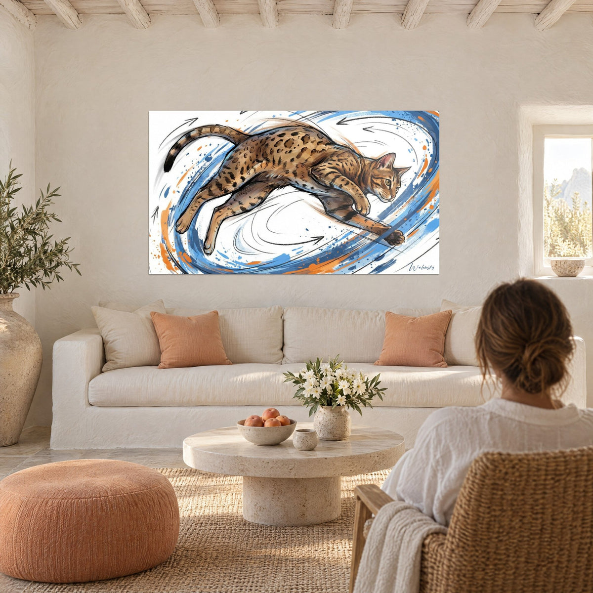 Tableau Ocicat bondissant, pelage tacheté brun et ocre, spirale bleue et orange, au-dessus d'un canapé dans un salon lumineux