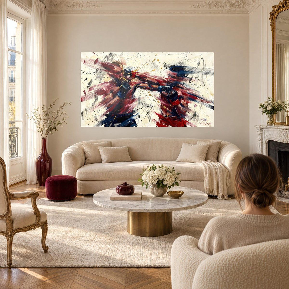 Gemälde zweier Boxer mit roten Handschuhen, bordeauxrote Schlieren, Mitternachtsblau und goldene Spritzer, über einem Sofa in einem hellen Wohnzimmer