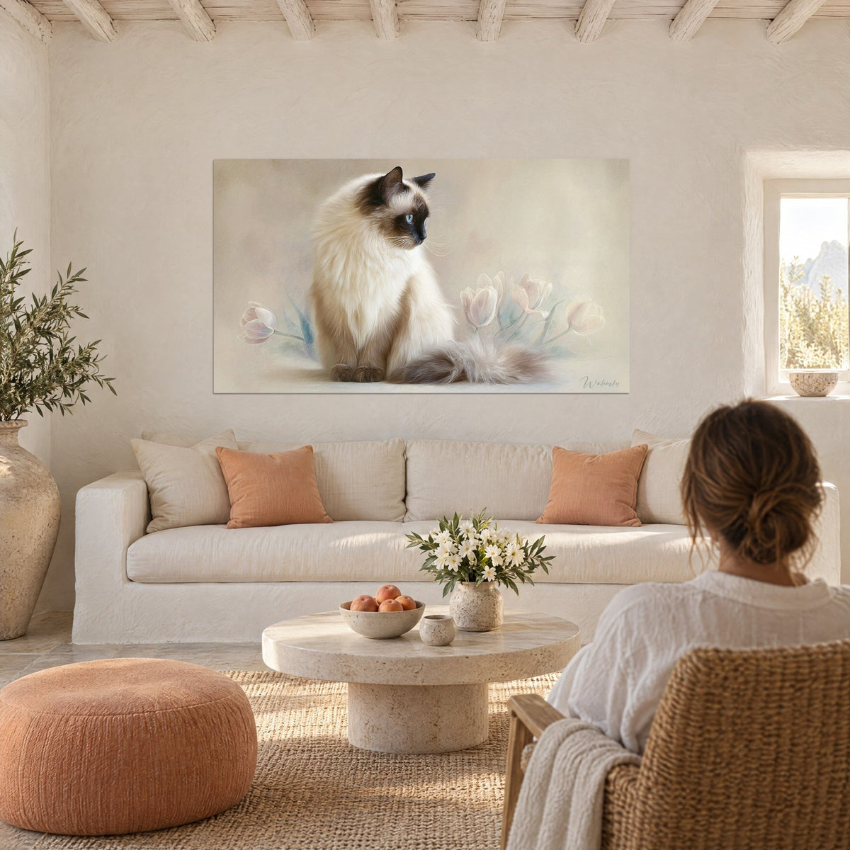 Cuadro gato Birmano con máscara marrón, pelaje crema y tulipanes blancos, encima de un sofá en un salón luminoso