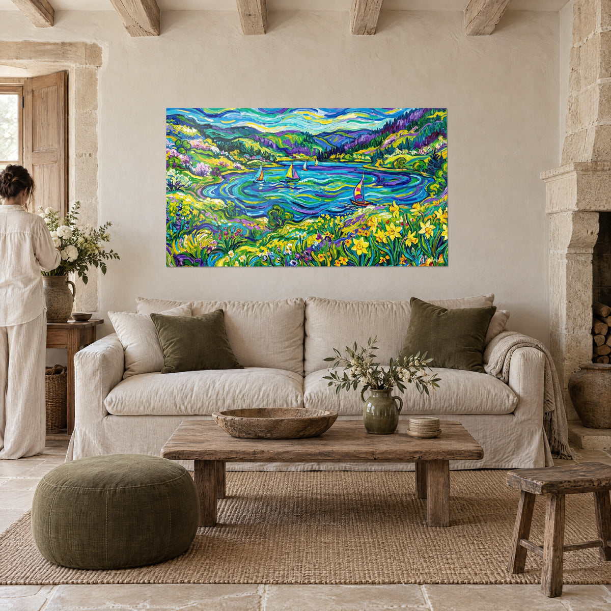 Cuadro lago de los Vosgos con veleros coloridos, aguas turquesa arremolinadas y narcisos amarillos, sobre un sofá en un salón luminoso