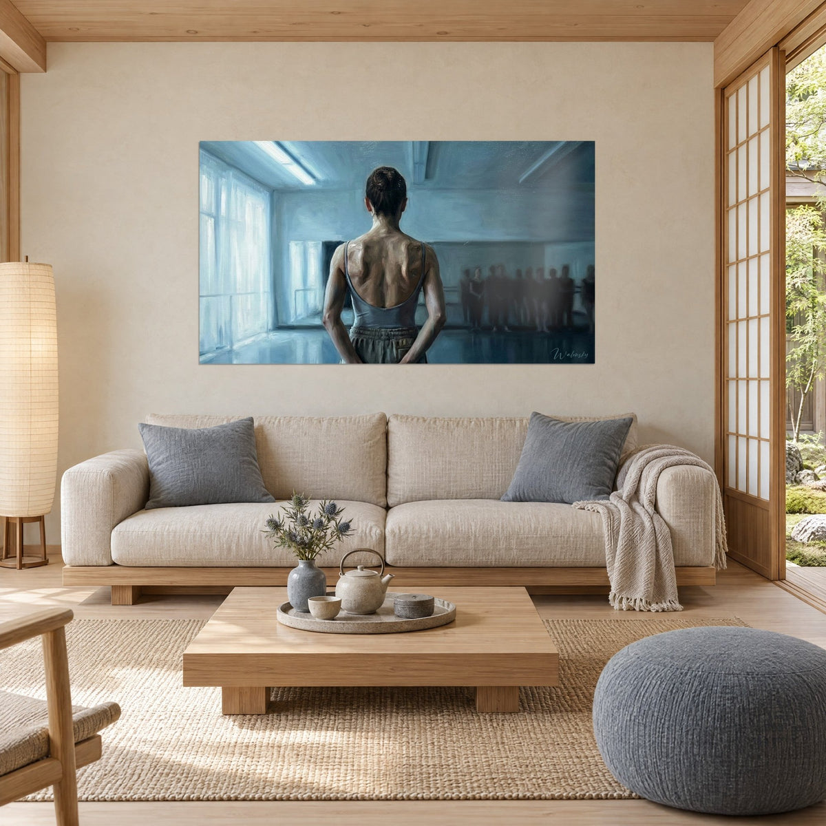 Gemälde Tänzerin von hinten, braunes Chignon und graues Trikot, eisblaues Studio mit hellen Fenstern, über einem Sofa in einem hellen Wohnzimmer