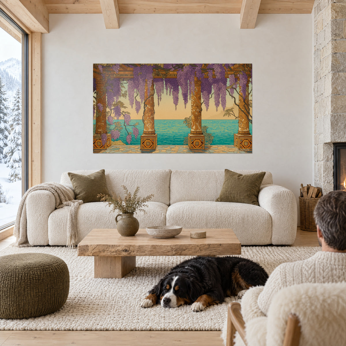 Schilderij pergola met paarse blauweregen voor een turquoise zee, twee personen van achteren en een hond boven een bank in een lichte woonkamer